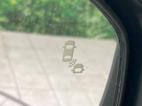 【ブラインドスポットインフォメーション】走行中、ドアミラーの死角になりやすい箇所に後続車が接近するとサイドミラー付近に警告を表示、ドライバーに注意喚起をしてくれます。