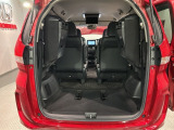 3列目シートを跳ね上げればラゲッジスペースを更に広く使えます。