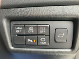 横滑り防止装置やアイドリングストップなど各機能を操作できるクラスタースイッチです。
