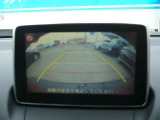 後退時に車両の後ろ側をモニター画面に表示します。車庫入れなどでバックする際に後方確認ができて便利です。車庫入れが苦手な人もこれで安心。