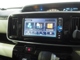 ダイハツ純正のカーナビが装備されています。後退時の安全確認に便利なパノラマモニター(全周囲モニター)機能がついています。