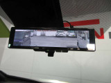後方確認用室内ルームミラーです!視認性が良く、夜間でも見やすい配慮がされています。