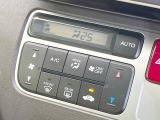 【オートエアコン】一度お好みの温度に設定すれば、車内の温度を検知し風量や温度を自動で調整。暑い&hellip;寒い&hellip;と何度もスイッチ操作をする必要はありません。快適な車内空間には必須の機能ですね♪