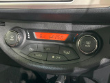【オートエアコン】一度お好みの温度に設定すれば、車内の温度を検知し風量や温度を自動で調整。暑い&hellip;寒い&hellip;と何度もスイッチ操作をする必要はありません。快適な車内空間には必須の機能ですね♪