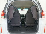 3列目シートを跳ね上げれば広々ラゲッジスペースになります!!