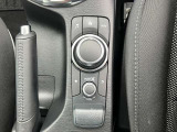 センターにコマンダースイッチがあり、ナビなどの操作も簡単にしていただけます。