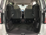 3列目シートを跳ね上げればラゲッジスペースを更に広く使えます。