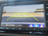 【リアカメラ】リバースに入れるだけで後方の映像が映ります。安全確認や、狭い駐車場での車庫入れ、雨の日や夜間など視界の悪い時に便利です。安全にバックする為には欠かせない装備です。