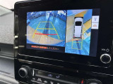 パノラミックビューモニター付きです。車両を上から見たような映像をディスプレイオーディオ画面に表示。運転席からの目視だけでは見にくい、車両周辺の状況をリアルタイムでしっかり確認できます。