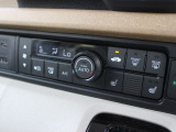 フルオートエアコンが装備されています!お好みの温度設定をするだけでエアコンの風量やモードの切り替えを自動でコントロールしてくれます!ユーザーの操作が少なく燃費走行にもつながります!