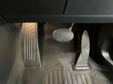 【ペダル】BMWはオルガン式アクセルペダルを採用しています。踏み込む足とペダルが同じ軌跡を描くため、かかとがずれにくく、アクセルコントロールがよりしやすくなるメリットがあります。