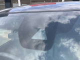 フロントガラスの上部には衝突軽減ブレーキの装置も付いており、より安全に運転を楽しんでいただくことができます。
