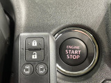 【キーレススタートシステム】カバンやポケットに入れたままでもドアの施錠・解錠が可能なスマートキーを装備。エンジンのオン・オフ時もカギを取り出す必要が無いからとっても便利です♪