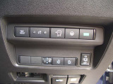 運転席右側には電動スライドドア等の各種スイッチがまとめられています!