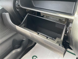 グローブボックスの画像です。店舗にて現車の確認もいただけますので、お電話で在庫のご確認の上是非ご来店くださいませ!!!ワクワクするクルマ選びをご提案します!