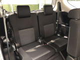 サードシートです。荷物が思ったより多くなった時や、大人数のドライブなど様々なシーンで対応が来ます。片方を畳んで荷物を載せたり、シートアレンジも自由自在。
