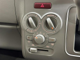 【エアコン】空気の入れ替え、快適な車内環境づくりの必須装備。エアコンちゃんとついてます。ダイヤル式で直感的な操作ができますね!