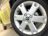 【純正アルミホイール】外観にマッチした純正アルミホイールを装着しております。各種社外アルミホイールや、スタッドレスタイヤも取扱いしております。是非ご相談ください♪