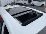 電動サンルーフ装着車です!ガラスルーフを開いて心地よい風を感じながらドライブしませんか?