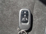 スマートキー付!キーを取り出さなくてもドアロックの施錠・開錠、エンジンの始動が出来ます!雨の日や荷物の多い日にとても便利ですね♪