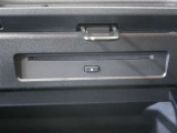 車内でCD DVDのメディアが楽しめます。