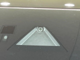 【スマートブレーキサポート】走行中に前方の車両等を認識し、衝突しそうな時は警報とブレーキで衝突回避と被害軽減をアシスト。より安全にドライブをお楽しみいただけます。