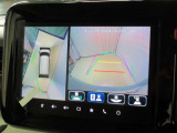 全方位モニター付きです。車両を上から見たような映像をナビゲーション画面に表示。運転席からの目視だけでは見にくい、車両周辺の状況をリアルタイムでしっかり確認できます。