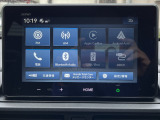 ディスプレイオーディオを装備。スマホと接続し地図アプリを使ったナビも利用できます。もちろん音楽もBT接続で楽しんでいただけます。