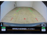 ■リヤビューカメラの映像です。ステアリング連動ガイドラインが、後退時の予想進路を表示し、運転のサポートを致します。