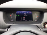 メータは先進的なデジタルメーターを採用!ゆっくりと数字が動くのでとても見やすく表示されます!平均燃費なども表示、エコな運転の手助けをしてくれます!