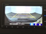 【バックカメラ】運転が苦手な方も車庫入れラクラクです!ギアをリバースに入れれば自動的に切り換わりますので、面倒な操作は不要です♪狭い駐車場もお車を傷つけず安心ですね!