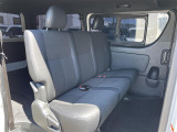 【セカンドシート】2列目もゆったりドライブを楽しめます。掲載箇所以外にご希望の写真がございましたらお気軽にお問い合わせ下さい。フロアマットは汚れが気になる場合は新品のご注文も承ります。