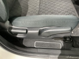 シートハイトアジャスターが付いているので運転姿勢を調整するのに便利ですね。身長に合ったシートポジションは安全運転や疲労軽減にもつながります。
