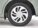 ◆純正ホイール装着車◆シンプルなデザインのホイールキャップ付きです。