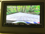 【バックカメラ】駐車時に後方がリアルタイム映像で確認できます。大型商業施設や立体駐車場での駐車時や、夜間のバック時に大活躍!運転スキルに関わらず、今や必須となった装備のひとつです!