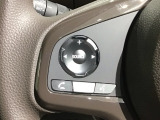 ステアリングにオーディオ操作スイッチが付いています。オーディオ画面に直接タッチしなくても操作が出来ますので、運転に集中できます。
