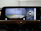 【パノラミックビュー&ワイドフロントビュー】見通しの悪い交差点などでも、車両の前後左右に設置したカメラによって、ワイドな左右視界をナビ画面に表示します。