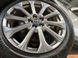 【純正20インチアルミホイール】外観にマッチした純正アルミホイールを装着しております。各種社外アルミホイールや、スタッドレスタイヤも取扱いしております。是非ご相談ください♪