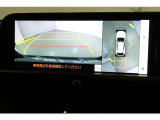 【パノラミックビュー&バックビュー】駐車時の安全確認をする為に車両上方からの映像と後方カメラからのを同時に表示しバックガイドも付いているのでバックの苦手な方でも安心して運転出来ますよ。