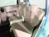 ★後部座席も快適スペースでゆったりと座ることが出来ます♪セパレートタイプで使い勝手も良いです♪またポイント5鈴鹿店はキッズコーナーや雑誌やドリンクもご提供しておりますので皆さまで是非ご来場下さい♪