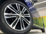 【純正アルミホイール】外観にマッチした純正アルミホイールを装着しております。各種社外アルミホイールや、スタッドレスタイヤも取扱いしております。是非ご相談ください♪