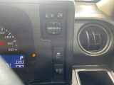 【電動格納ミラー】サイドミラーは電動格納式となっており、狭い駐車場でもキズがつくリスクを抑えられます。