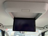 後席モニターも付いておりますの小さいお子様も喜んで車に乗ってくれます