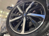 【純正18インチアルミホイール】外観にマッチした純正アルミホイールを装着しております。各種社外アルミホイールや、スタッドレスタイヤも取扱いしております。是非ご相談ください♪