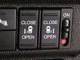 【両側パワースライドドア】両側がパワースライドドアになっており、運転席のスイッチやスマートキーでも開閉が可能です!開口部も広いので乗り降りも楽々♪