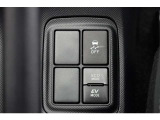EVモードは電気モーターのみを使って走行するモードです。深夜の住宅街、屋内駐車場でエンジン騒音や排気ガスを気にすることなく走行できます。