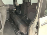 広々とした後部座席です♪気になるキズや汚れなどなく良好な状態です。