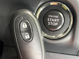【キーレススタートシステム】カバンやポケットに入れたままでもドアの施錠・解錠が可能なスマートキーを装備。エンジンのオン・オフ時もカギを取り出す必要が無いからとっても便利です♪