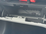 ちょっとした小物はこちらに収納できちゃいます!もちろん車検証などが収納できるグローブボックスも完備!