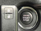 【キーレススタートシステム】カバンやポケットに入れたままでもドアの施錠・解錠が可能なスマートキーを装備。エンジンのオン・オフ時もカギを取り出す必要が無いからとっても便利です♪